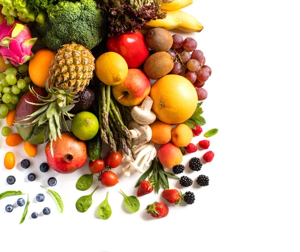 Ассортимент свежих овощей и фруктов, сложенных в кучу — стоковое фото
