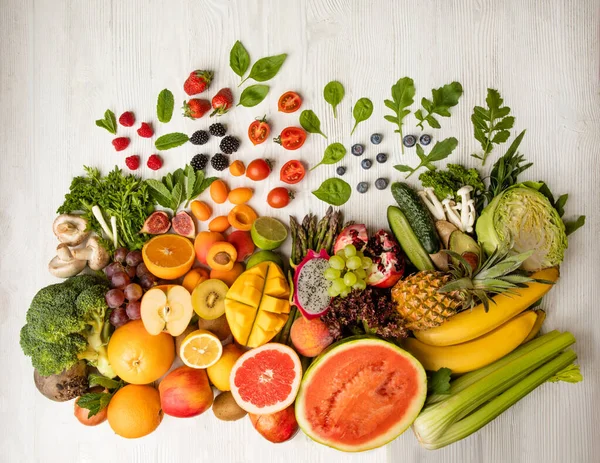 Composición vegetariana de verduras y frutas frescas — Foto de Stock