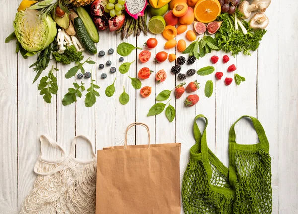 Acquisti di frutta e verdura con eco-borse — Foto Stock