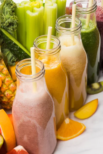 Satu set smoothie berwarna-warni dengan buah-buahan eksotis — Stok Foto