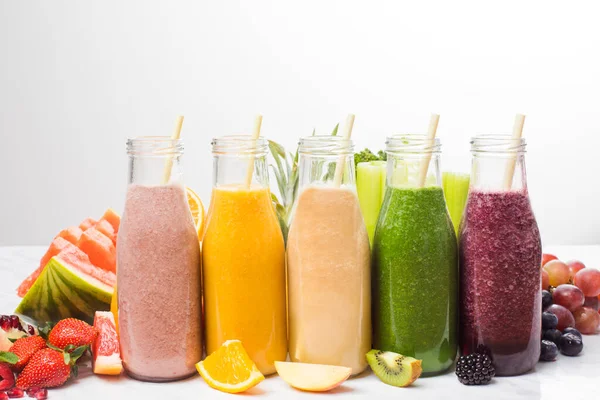 O conjunto de smoothies coloridos com frutas exóticas — Fotografia de Stock