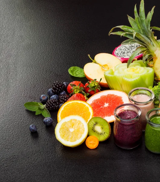 Grupo de diferentes batidos de frutas en vasos varias verduras y frutas —  Fotos de Stock