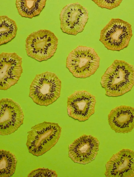 Draufsicht auf Muster von getrockneten Kiwi-Scheiben liegend — Stockfoto