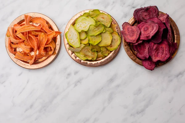 Montón de verduras deshidratadas aisladas en blanco como merienda para vegetarianos —  Fotos de Stock