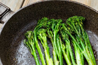 Fındık tozuyla pişirilmiş taze brokoli.