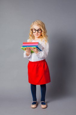 Öğretmen üniforması giymiş gözlüklü küçük güzel kız.