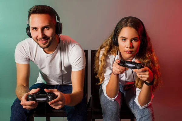 Happy friends holding joysticks and start virtual game — Stock Photo, Image