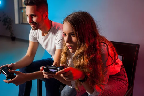 Happy friends holding joysticks and start virtual game — Stock Photo, Image