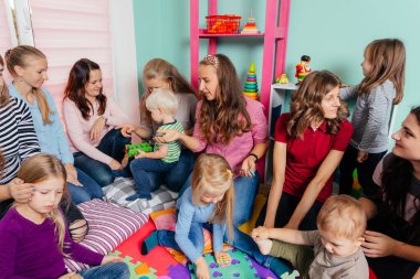 Farklı yaşlarda çocukları olan anneler bir araya geldi.