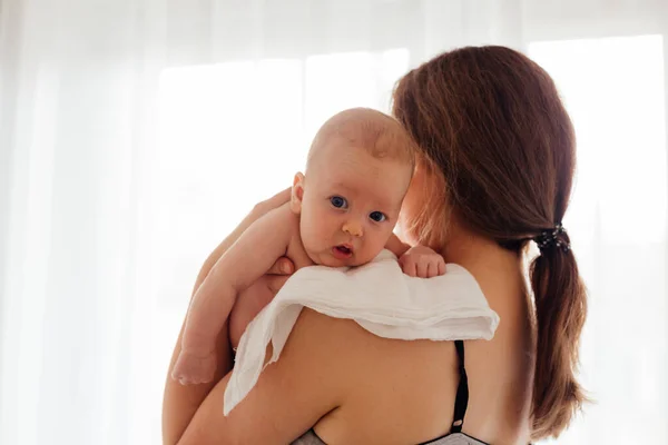Ritratto di giovane madre con neonato in braccio — Foto Stock