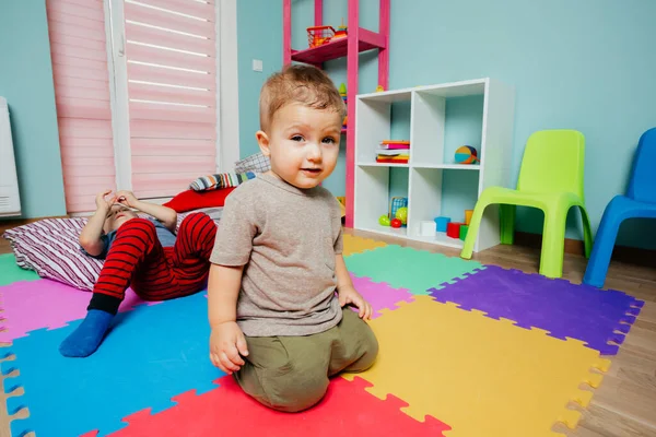 Küçük çocuk anaokulunda kestirirken uyuyor. — Stok fotoğraf