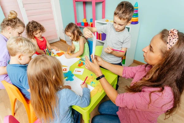 Voorschoolse kinderen leren Engels alfabet met behulp van kaarten — Stockfoto