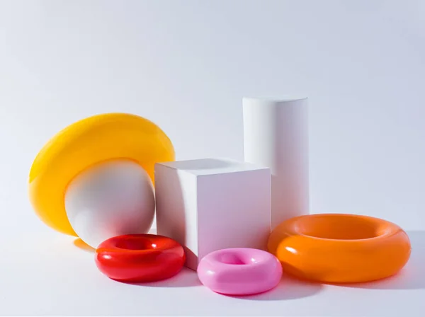 Variedad de objetos geométricos coloridos sobre fondo blanco — Foto de Stock