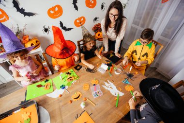 Yaratıcı anaokulu öğrencileri için sonbahar zanaat atölyesi