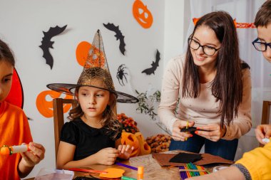 Yaratıcı atölye sırasında sonbahar el işi yapan kızlar