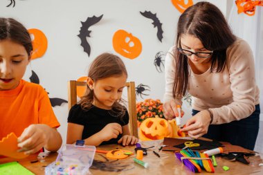 Cadılar Bayramı resim dersi sırasında evde mutlu çocuklar.