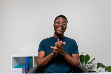 Yalnız adam dikkatlice çevrimiçi konferans konuşmasını dinliyor.