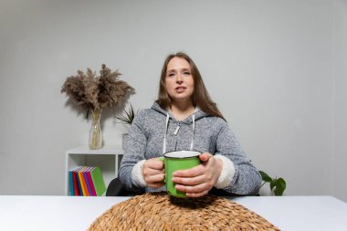 Video görüşmesi yapan bir kız.