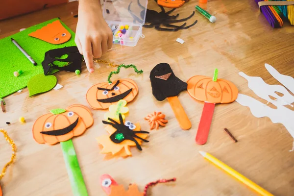 Abóboras de Halloween engraçadas feitas de feltro e papel, vista superior — Fotografia de Stock