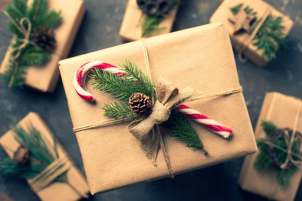 Frau schmückt Weihnachtsgeschenke mit umweltfreundlichen Materialien — Stockfoto