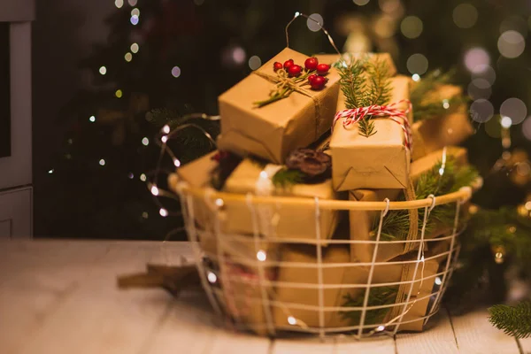 Ekologiska julklappar i en korg för adventskalender — Stockfoto