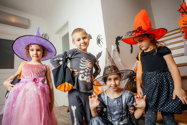 Niños con disfraces navideños esperando golosinas de Halloween — Foto de Stock