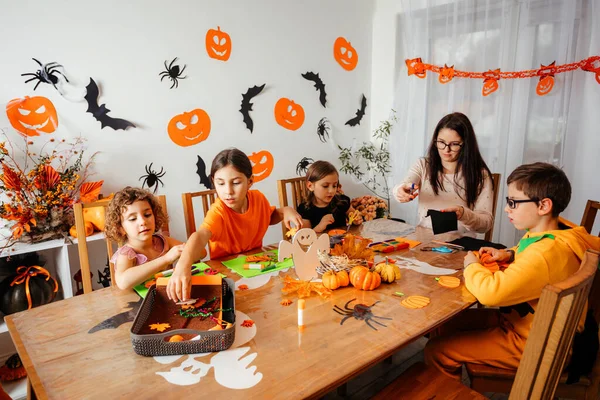 Barn under halloween workshop i grundskolan — Stockfoto