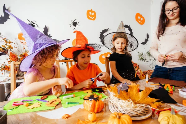 Barn under halloween workshop i grundskolan — Stockfoto