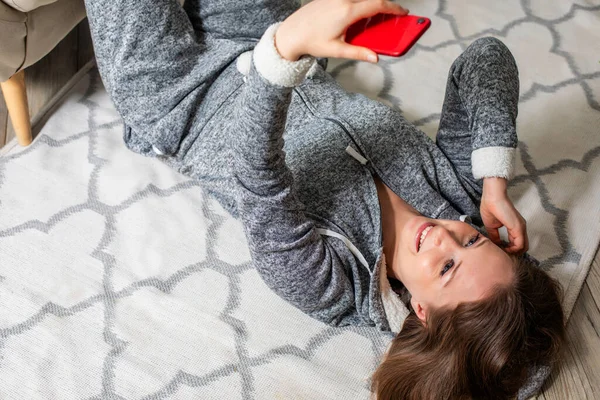 Pasatiempo en casa hablando con un amigo por videocall —  Fotos de Stock