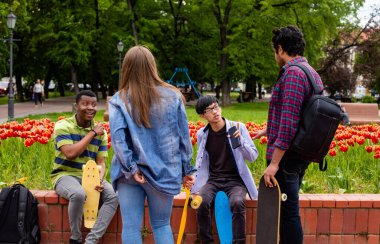 Genç patenciler her zamanki kaykay gezisinden önce gelir.