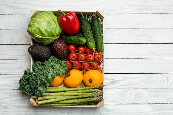 Zestaw różnych świeżych warzyw na sprzedaż — Zdjęcie stockowe