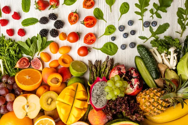 Composición vegetariana de verduras y frutas frescas — Foto de Stock