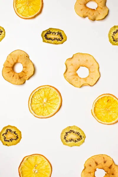 The dry pieces of different fruits in a row to fresh fruits — Stock Photo, Image