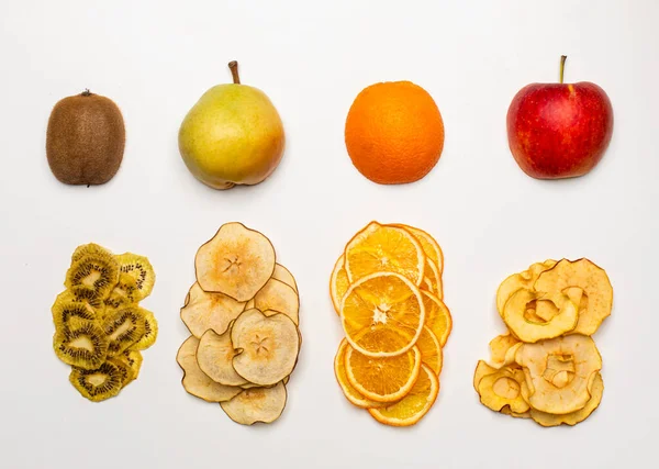 Les morceaux secs de différents fruits dans une rangée de fruits frais — Photo