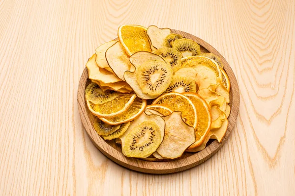 Diferentes amontoamento de frutas secas na mesa — Fotografia de Stock