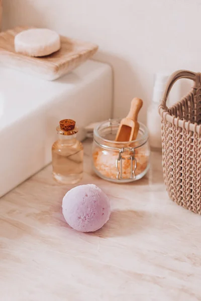 El jabón fragante hecho a mano en el baño —  Fotos de Stock