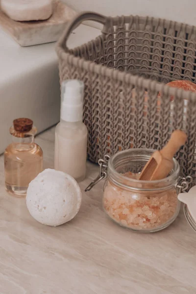 La bomba de baño y otros productos de spa en el baño — Foto de Stock