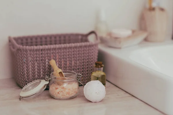 Die Badebombe und andere Wellness-Produkte im Badezimmer — Stockfoto