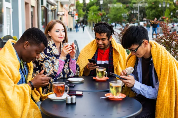Grupo multirracial de amigos almorzando juntos — Foto de Stock