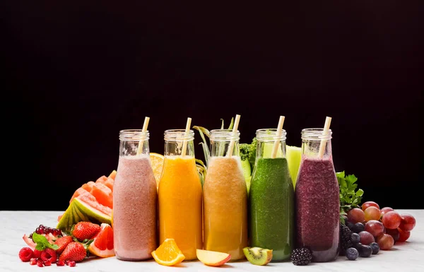 O conjunto de smoothies coloridos com frutas exóticas — Fotografia de Stock