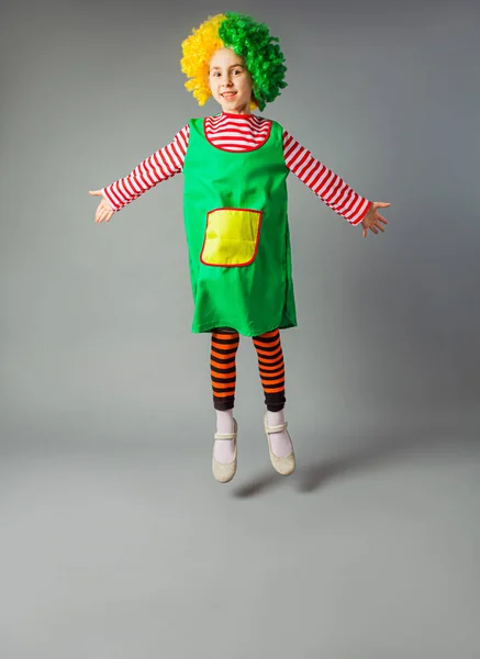 A menina salta em um uniforme de palhaço — Fotografia de Stock