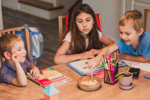 Os filhos irmãos felizes estudam em casa — Fotografia de Stock
