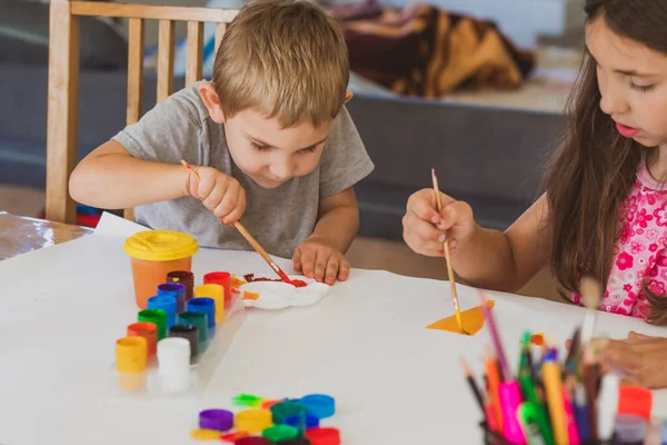 I bambini sono felici di disegnare con vernici su carta grande — Foto Stock