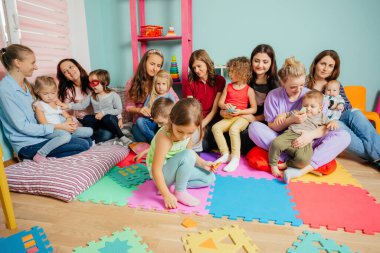 Anneler iletişim kurmak ve birbirlerine destek olmak için bir araya geldiler.