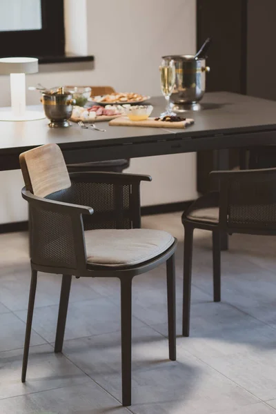 Interior of a modern dining room, appetizers on the table – stockfoto