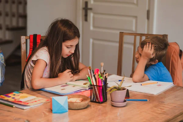 Школьники делают домашнее задание вместе дома — стоковое фото