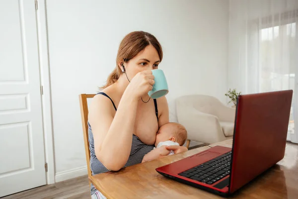 Üzletasszony dolgozik távolról gazdaság alvó újszülött baba — Stock Fotó