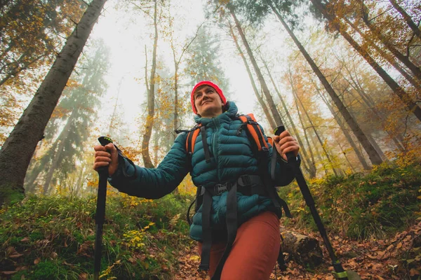 Aktive Wanderinnen im schönen Herbstwald — Stockfoto