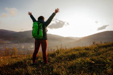 Derin nefes almak, doğayla tamamen bağlantılı hissetmek.