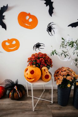 Sonbahar mevsimsel tatilleri için şık iç dekorasyon.